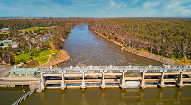 ヤラウォンガのマレー川のウィアー橋 - weir ストックフォトと画像