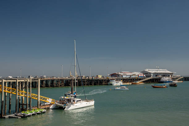 tardo pomeriggio sul lungomare di darwin - darwin australia northern territory harbor foto e immagini stock