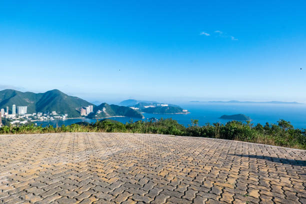 plataforma de carretera con montaña y cielo despejado - clear sky hong kong island hong kong china fotografías e imágenes de stock