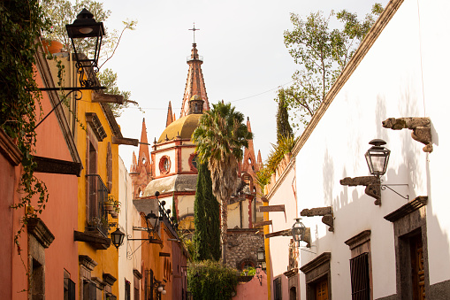 Late afternoon ground level view of the historic colonial architecture of San Miguel de Allende, Guanajuato, Mexico.