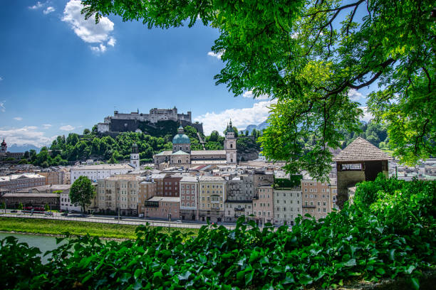 veja a forma kapuzinerberg sobre a cidade de salzburgo com o poderoso castelo - kapuzinerberg - fotografias e filmes do acervo