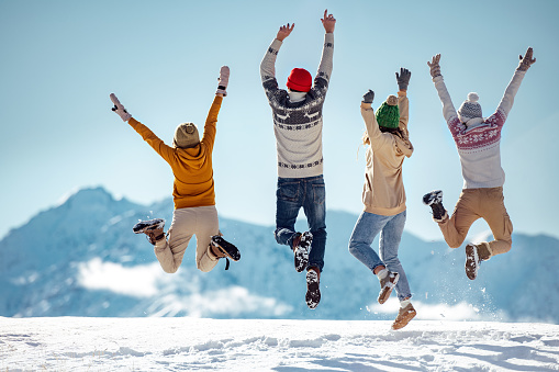 Amigos celebra el inicio del invierno en las montañas photo