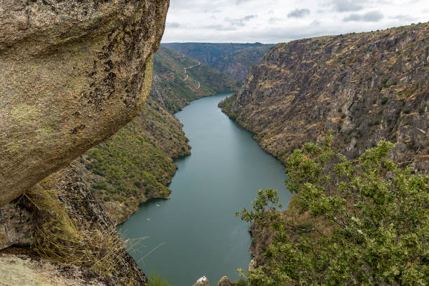 spectacular view of the arribes del duero natural park canyon from the picon de felipe viewpoint. aldeavila de la ribera - douro imagens e fotografias de stock