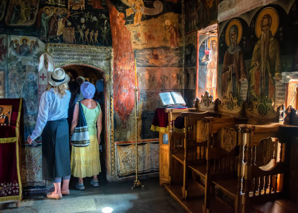 turistas dentro do santo mosteiro de varlaam, meteora, grécia - meteora monk monastery greece - fotografias e filmes do acervo