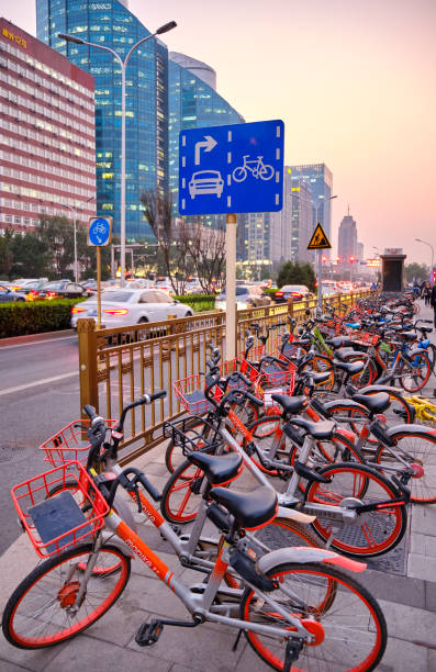 mobike bicycle-sharing system bicycles on changan avenue in beijing - changan avenue stock-fotos und bilder