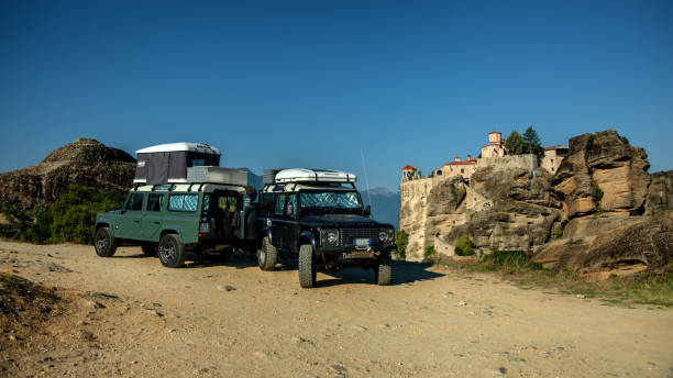 land rover em frente ao mosteiro de varlaam em meteora - meteora monk monastery greece - fotografias e filmes do acervo