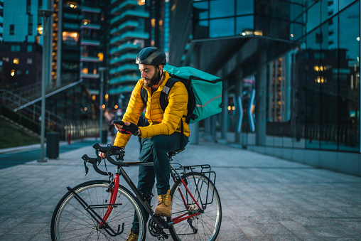Entrega de alimentos, ciclista con bicicleta entregando alimentos photo