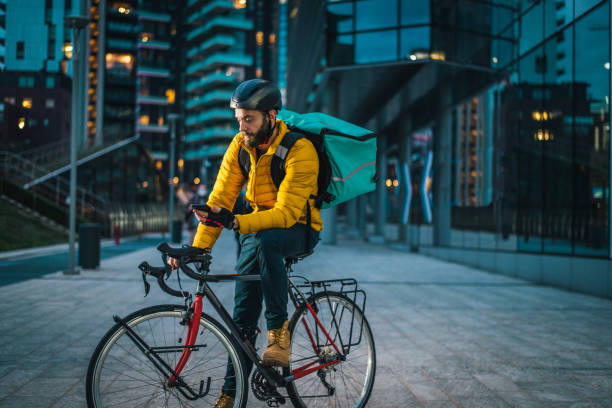 consegna cibo, ciclista con bicicletta che consegna cibo - corriere foto e immagini stock