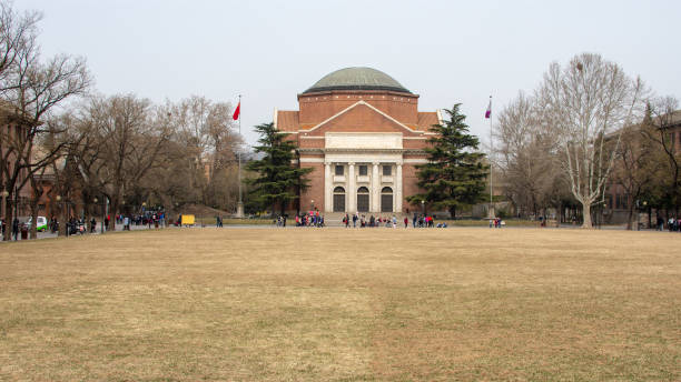 большой зал университета цинхуа в пекине, китай - tsinghua стоковые фото и изображения