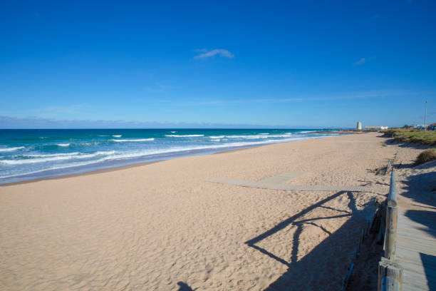 plage solitaire de Palmar avec la tour antique - Photo