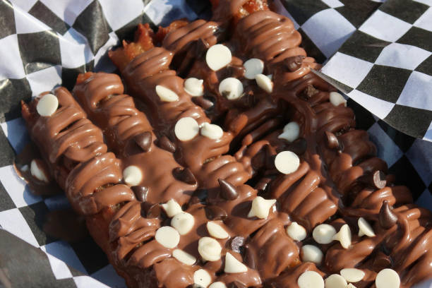 imagem de close-up da receita tradicional caseira de churros espanhóis servidos com molho de chocolate, chantilly e chips de chocolate, tiras de massa doce fritas, lanche não saudável, cozinha espanhola e churros português - sauces sweet sauce cooking traditional culture - fotografias e filmes do acervo