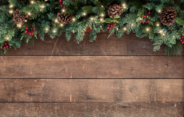 오래된 나무 배경에 크리스마스 갈랜드 - wreath christmas red bow 뉴스 사진 이미지
