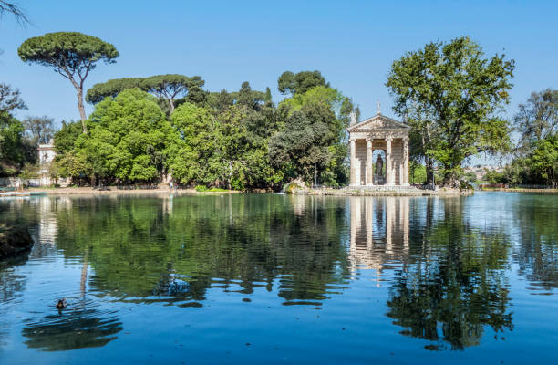 pequeño lago con árboles que se reflejan en el agua en el parque villa borghese - bracciano fotografías e imágenes de stock