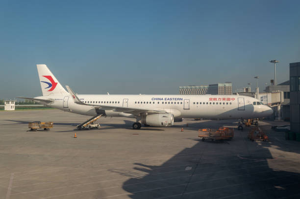 avion de la compagnie aérienne orientale de la chine à l’aéroport international de xian xianyang, chine - china eastern airlines photos et images de collection