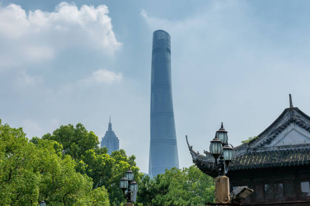 il grattacielo megatall della shanghai tower nella nuova area di pudong a shanghai, cina - shanghai tower foto e immagini stock