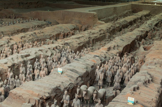 sculptures excavées de l’armée de terre cuite à xian, chine - terracotta soldiers xian terracotta tomb photos et images de collection
