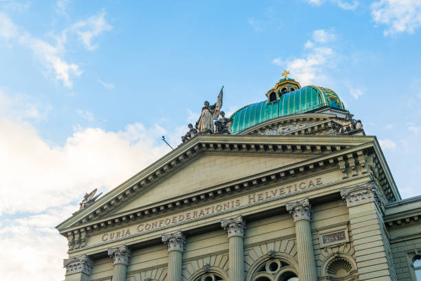 la fachada y la cúpula del edificio federal suizo - berne swiss culture parliament building switzerland fotografías e imágenes de stock