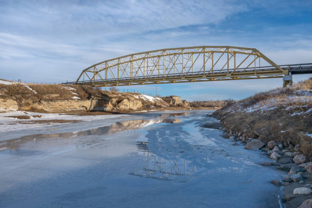 ミルク川に架かるウィアー橋の冬 - prairie farm winter snow ストックフォトと画像