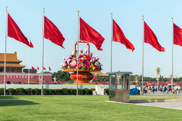 czerwone banery rozwalony na wietrze na placu tiananmen w pekinie, chiny - flag china chinese flag majestic zdjęcia i obrazy z banku zdjęć