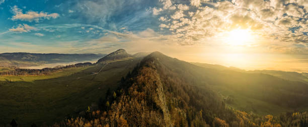 スイスの日の出時のジュラ山脈のパノラマの空中写真 - jura canton ストックフォトと画像