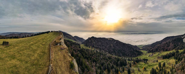 유라 산맥의 일출에 있는 그렌첸베르크 산에서 파노라마 공중 보기 - 졸로투른 주 뉴스 사진 이미지