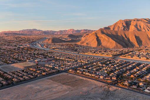 Vista matutina de la montaña solitaria del noroeste de Las Vegas photo