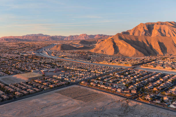 nord-ouest de las vegas lone mountain morning view - housing development development residential district aerial view photos et images de collection