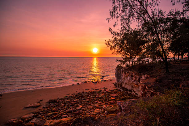 zachód słońca - rezerwat east point - darwin - darwin northern territory australia sunset zdjęcia i obrazy z banku zdjęć