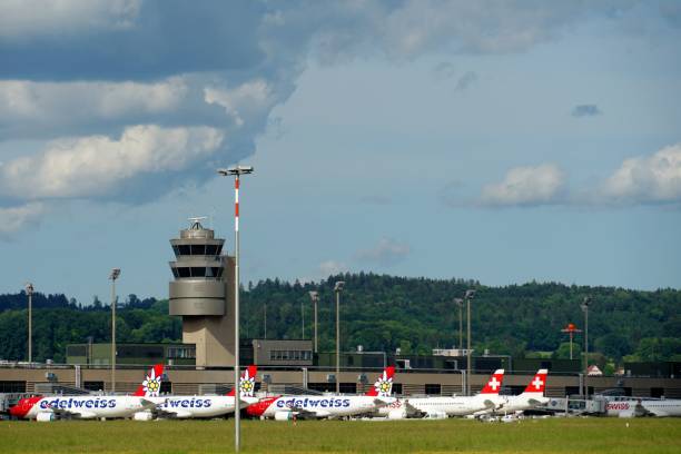 torre de control del aeropuerto de zúrich en suiza. - air traffic control tower airport runway air travel fotografías e imágenes de stock