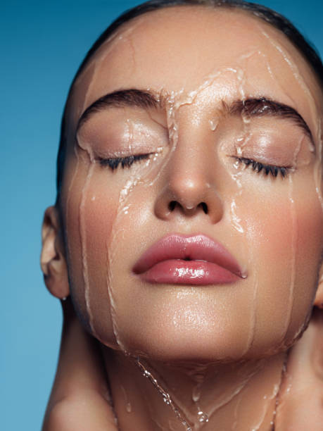 mulher lavando o rosto - washing face - fotografias e filmes do acervo