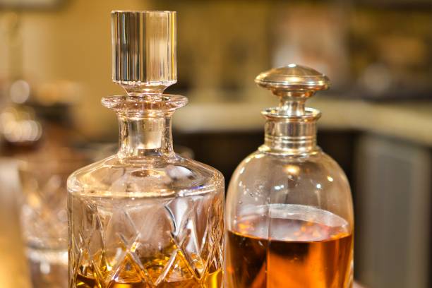 хрустальный декантер с виски вместе с хрустальным стеклом - decanter crystal carafe glass стоковые фото и изображения