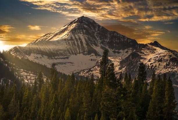 paysage épique d’hiver de montagne de montana à lone peak big sky - winter sunset sunrise forest photos et images de collection