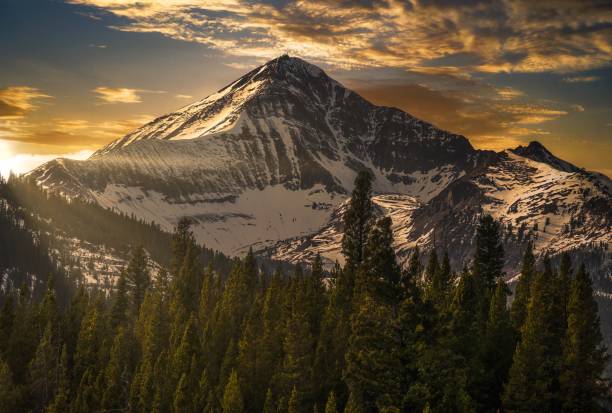 paisagem épica de inverno da montanha montana em lone peak big sky - wilderness area usa tree day - fotografias e filmes do acervo
