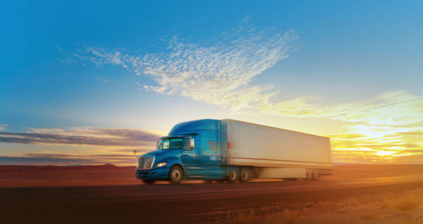 blue and white semi-truck speeding on a single lane road usa - semi truck fotos imagens e fotografias de stock