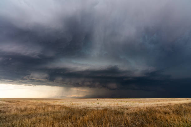 tormenta con nubes dramáticas y cielo tormentoso - arcus cloud fotografías e imágenes de stock