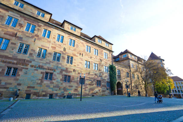 place schillerplatz dans le vieux centre-ville de stuttgart, allemagne. - religious mark photos photos et images de collection