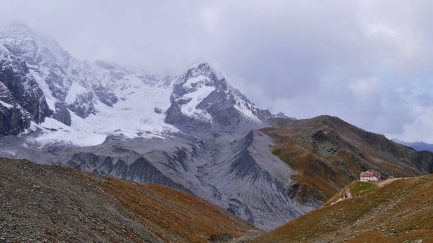 알프스의 이탈리아 남부 티롤에서 흐린 날에는 빙하 "설덴페르네르"와 산악 피난처 "샤우바흐휘테"가 있는 오틀러 봉우리 동쪽 측면의 멋진 파노라마 경관을 감상할 수 있습니다. - sulden 뉴스 사진 이미지