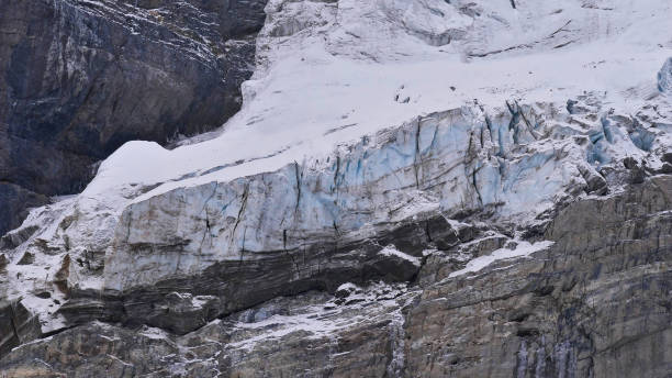 vista spettacolare il bordo di rottura della maestosa cascata del ghiacciaio "königswandferner" nella parte orientale del massiccio dell'ortler vicino a sulden, in alto adige, italia nelle alpi durante un tour escursionistico. - sulden foto e immagini stock