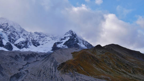 vista panoramica sul fianco orientale dei maestosi monti ortler sulle alpi con ghiacciaio suldenferner in una giornata nuvolosa in autunno vicino a sulden in alto adige. - sulden foto e immagini stock