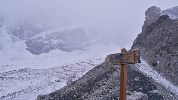 деревянная вывеска со стрелкой, обозначающая пешеходную тропу над ледником «сульденфернер» в заснеженном горном массиве ортлер близ сулд� - sulden стоковые фото и изображения