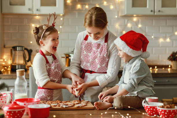 mère et enfants heureux de famille font cuire des biscuits de noël - rolling dough pastry apron photos et images de collection