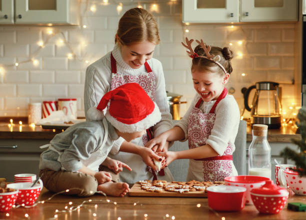 행복한 가족 어머니와 아이들이 크리스마스 쿠키를 구워 - rolling dough pastry apron 뉴스 사진 이미지