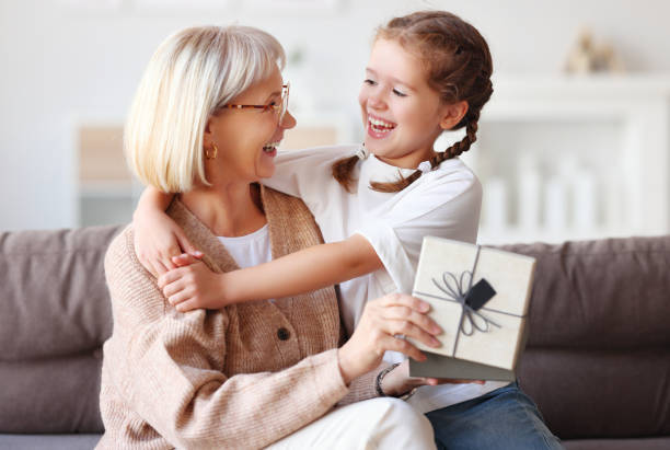 wesoła babcia i wnuczka przytulanie podczas święta - grandmother child grandparent hope zdjęcia i obrazy z banku zdjęć