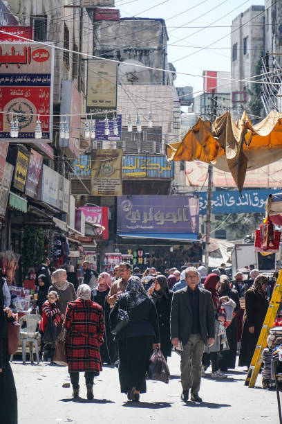 der markt in downtown amman, jordanien auch "wast al-balad" genannt, ist mit vielen besuchern gefüllt - jordan amman market people stock-fotos und bilder