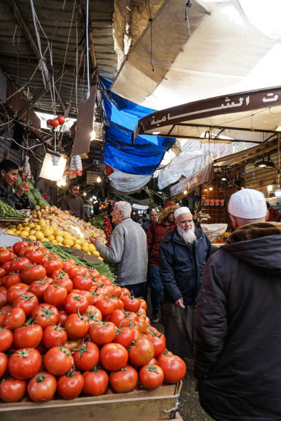 der markt in downtown amman, jordanien auch "wast al-balad" genannt, ist mit vielen besuchern gefüllt - jordan amman market people stock-fotos und bilder