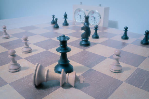 white démissionne dans une partie d’échecs - brain case photos et images de collection