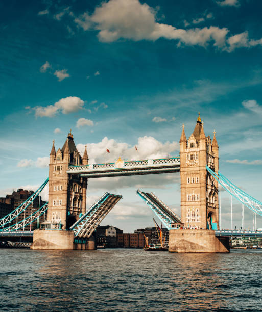 offene turmbrücke - tower bridge stock-fotos und bilder