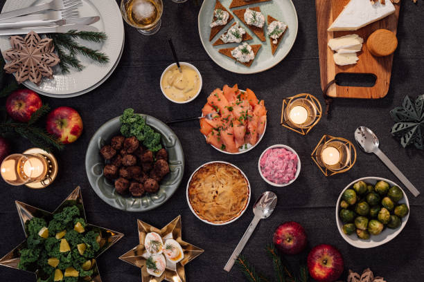 typowy smörgåsbord na boże narodzenie trochę wszystkiego nadaje się do mniejszych spotkań - kultura szwedzka zdjęcia i obrazy z banku zdjęć