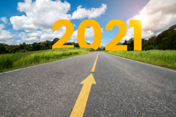 2021 viaje de viaje por carretera de año nuevo y concepto de visión de futuro. - color image car futuristic road trip fotografías e imágenes de stock