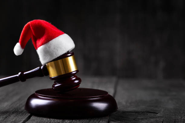 chapeau de père noël sur le juge gavel sur le fond rustique en bois - christmas stocking christmas christmas decoration red photos et images de collection